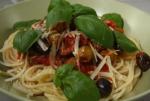 Spaghetti z sosem pomidorowym z oliwkami