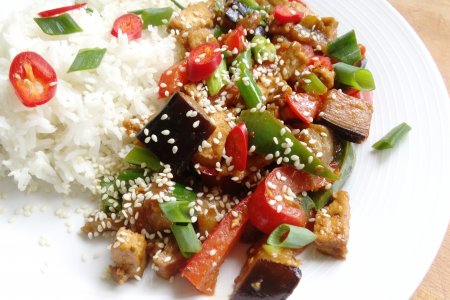 Tofu po japońsku z warzywami i ryżem 